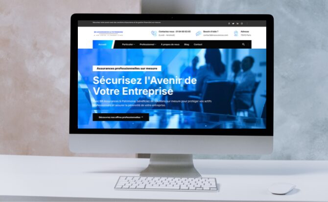 Un écran dordinateur affiche le site Internet dune entreprise française, BR Assurances, consacré à la sécurité des entreprises. Lécran affiche : « Sécurisez lAvenir de Votre Entreprise » dans un décor de bureau aux tons bleus. Une souris est placée à côté de lécran, suggérant des services fiables pour protéger les entreprises, comme les assurances.