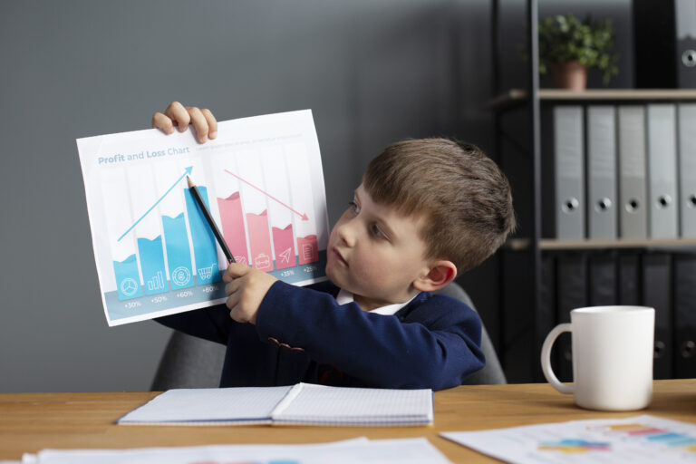 Comment optimiser un site e-commerce pour la conversion 9 portrait cute boy showing graph his office desk